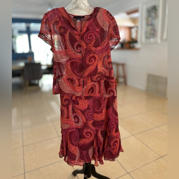 Jones Wear Dresses & Skirts - Jones Wear Red and Orange Swirl two piece Dress